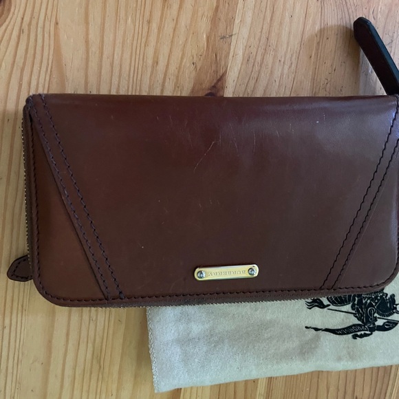 Authentic Burberry big wallet  leather made in Italy8 X 5 fits big 📱w/dust bag - Picture 10 of 12